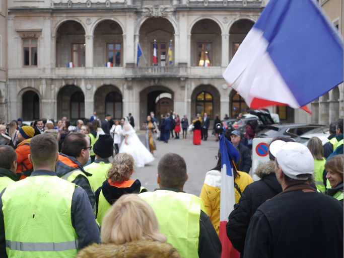 Gilets jaunes : de 6 à 700 manifestants dans les rues de Vienne qui se dissocièrent en deux cortèges…