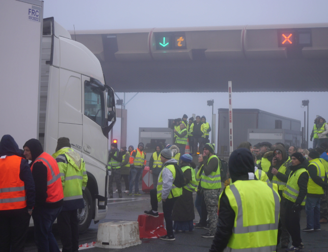 Plusieurs centaines de gilets jaunes ce matin au péage de l’A7 à Reventin-Vaugris pour une opération « barrières levées »