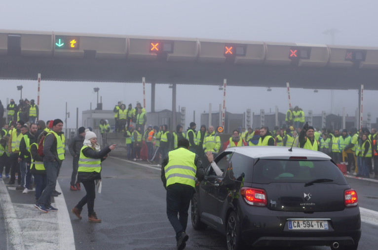 Plusieurs centaines de gilets jaunes ce matin au péage de l’A7 à Reventin-Vaugris pour une opération « barrières levées »