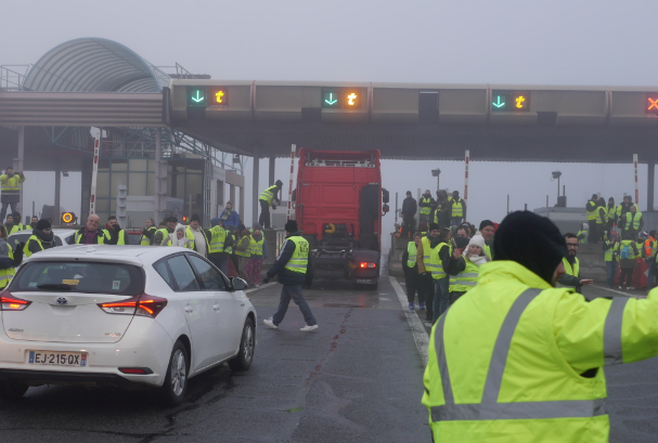 Plusieurs centaines de gilets jaunes ce matin au péage de l’A7 à Reventin-Vaugris pour une opération « barrières levées »