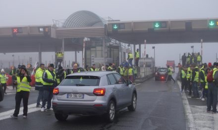 Plusieurs centaines de gilets jaunes ce matin au péage de l’A7 à Reventin-Vaugris pour une opération « barrières levées »