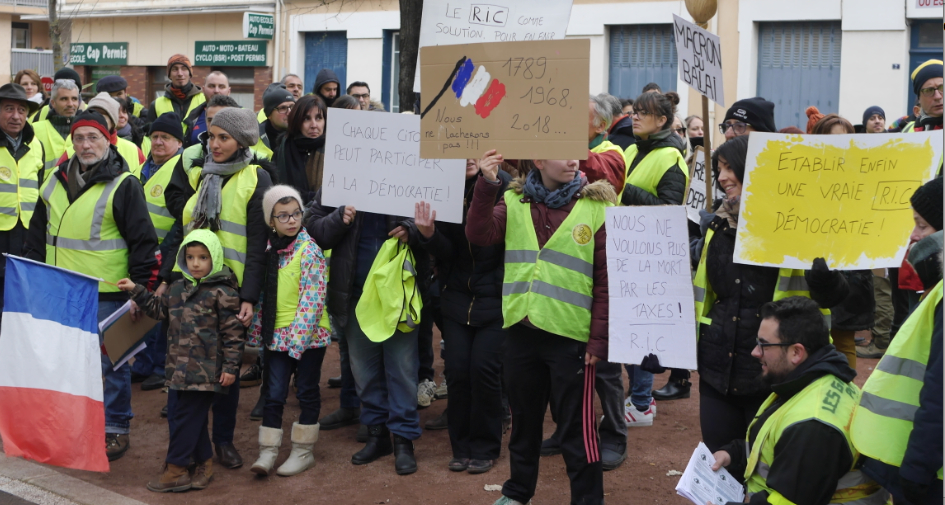 400 gilets jaunes manifestent à nouveau à Vienne, cette fois pour un Référendum d’Initiative Citoyenne