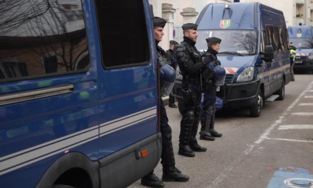 400 gilets jaunes manifestent à nouveau à Vienne, cette fois pour un Référendum d’Initiative Citoyenne