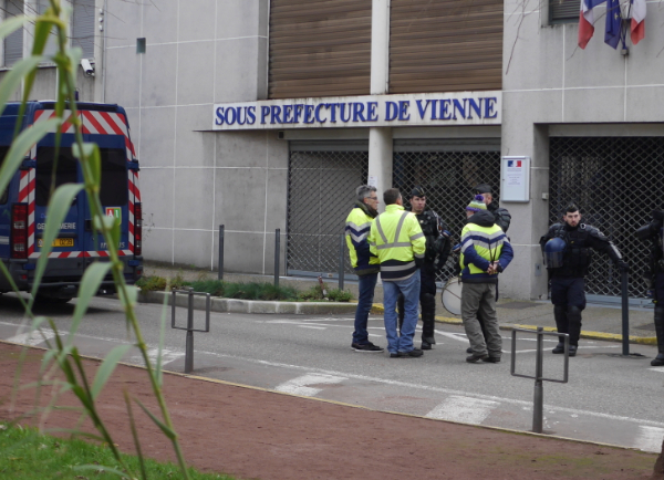 400 gilets jaunes manifestent à nouveau à Vienne, cette fois pour un Référendum d’Initiative Citoyenne