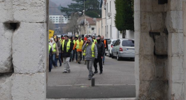400 gilets jaunes manifestent à nouveau à Vienne, cette fois pour un Référendum d’Initiative Citoyenne