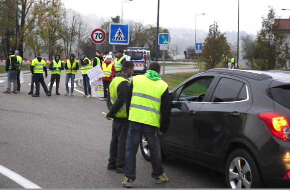 Gilets jaunes : pour les CCI, « la situation de nombreuses entreprises est critique, l’ordre doit être rétabli »