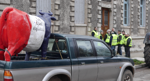 Des agriculteurs en… gilets jaunes manifestent à leur tour devant la sous-préfecture  de Vienne