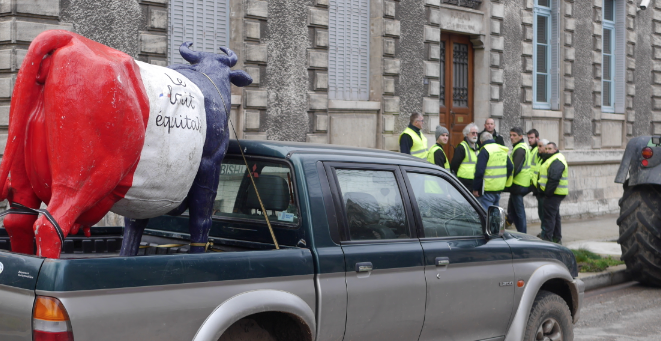 Des agriculteurs en… gilets jaunes manifestent à leur tour devant la sous-préfecture  de Vienne