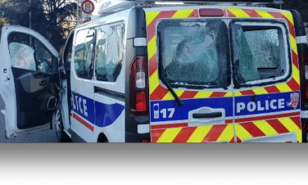 Un fourgon de CRS caillassé sur l’A7 par les Gilets Jaunes pendant l’acte 14 à Lyon