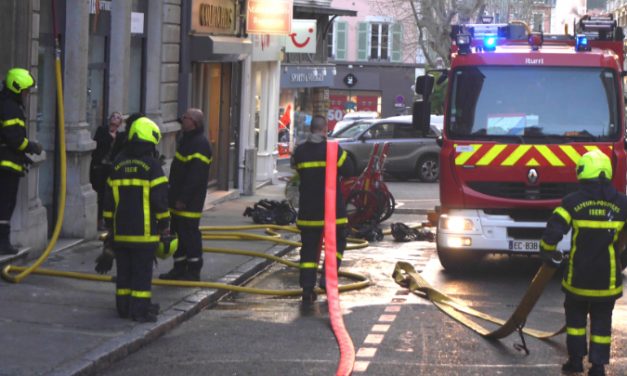 Intense fumée noire, grande échelle : spectaculaire incendie dans le centre de Vienne
