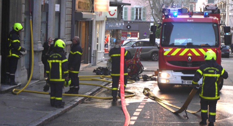 Intense fumée noire, grande échelle : spectaculaire incendie dans le centre de Vienne