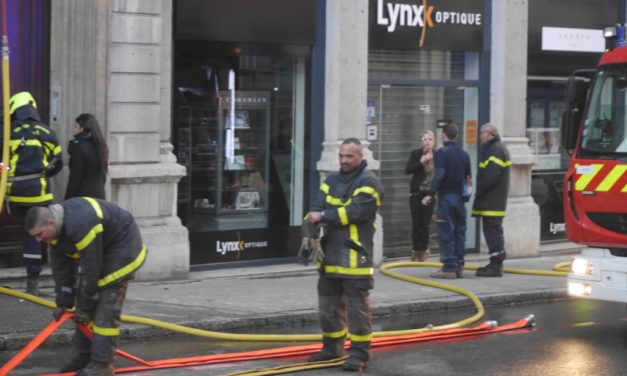 Intense fumée noire, grande échelle : spectaculaire incendie dans le centre de Vienne