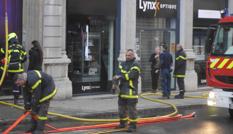Intense fumée noire, grande échelle : spectaculaire incendie dans le centre de Vienne