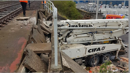 Un camion s’encastre sous un pont à Roussillon : le conducteur décède, le trafic des trains interrompu jusqu’à 22 h