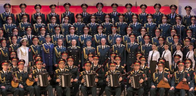 Les choristes et musiciens du chœur de l&rsquo;armée rouge, lundi, salle du  Manège à Vienne