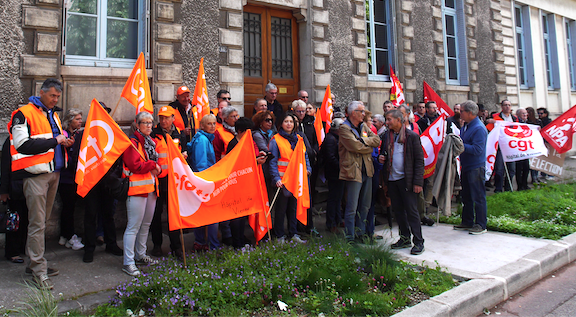 Journée de grève dans la fonction publique : rassemblement unitaire syndical devant la sous-préfecture de Vienne