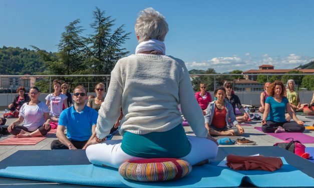 Yoga Géant sur le toit du musée de Saint-Romain-en-Gal : 170  suspendues entre ciel et terre