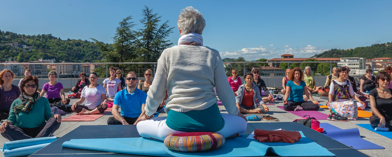 Yoga Géant sur le toit du musée de Saint-Romain-en-Gal : 170  suspendues entre ciel et terre