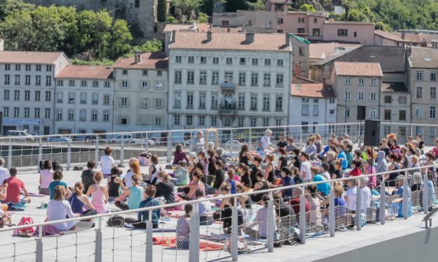 Yoga Géant sur le toit du musée de Saint-Romain-en-Gal : 170  suspendues entre ciel et terre