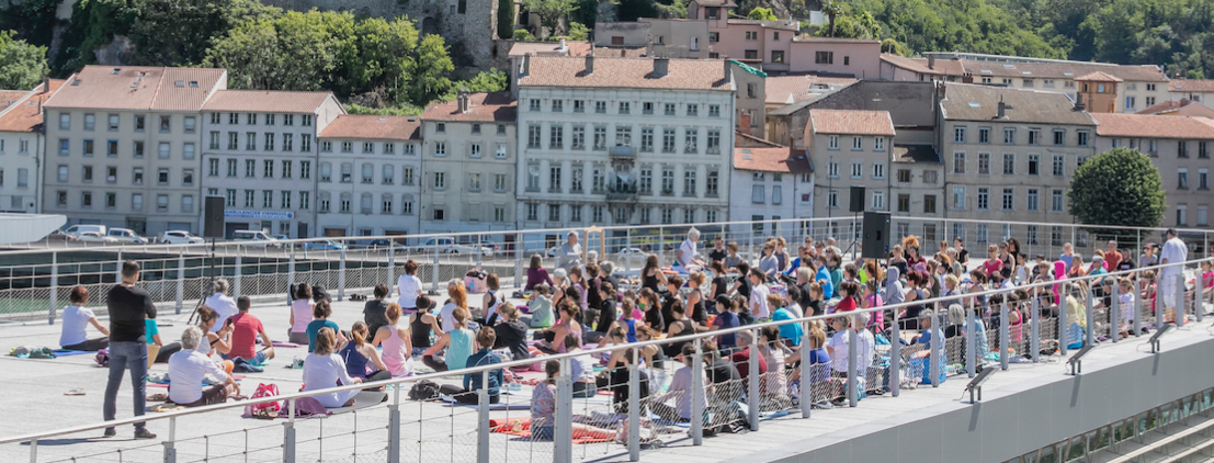 Yoga Géant sur le toit du musée de Saint-Romain-en-Gal : 170  suspendues entre ciel et terre