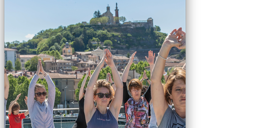 Yoga Géant sur le toit du musée de Saint-Romain-en-Gal : 170  suspendues entre ciel et terre