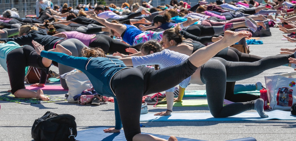 Yoga Géant sur le toit du musée de Saint-Romain-en-Gal : 170  suspendues entre ciel et terre