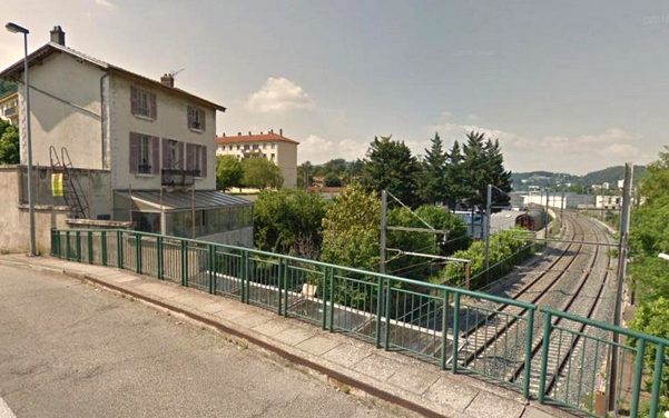 Trois blessés graves à Saint-Romain-en-Gal : la voiture tombe cette nuit sur les voies SNCF