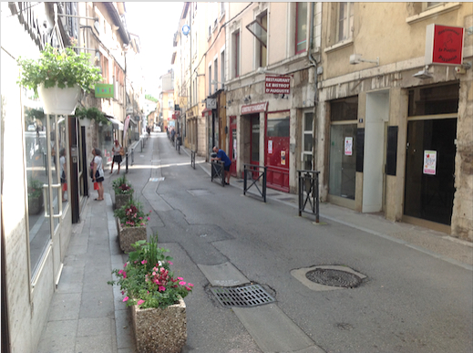 La rue Boson à Vienne sur le mode braderie, vendredi et samedi