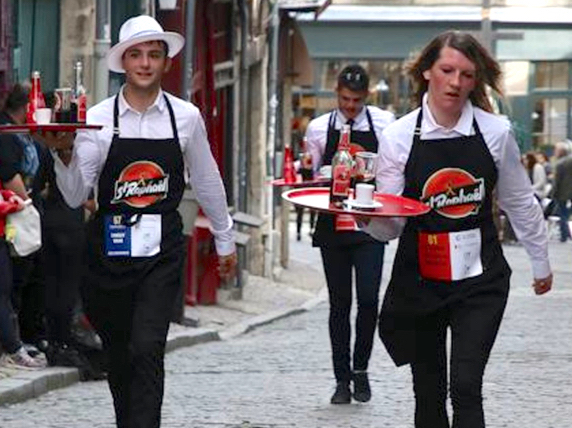 Une tradition remise au goût du jour demain mercredi à 14 h, à Vienne : la course des garçons de café…