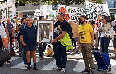 Le portrait d’Emmanuel Macron prêté par Thierry Kovacs aux Gilets Jaunes prend un tour national