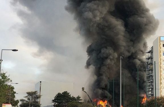 Grand panache de fumée noire sur Villeurbanne : une pépinière d’entreprises en feu