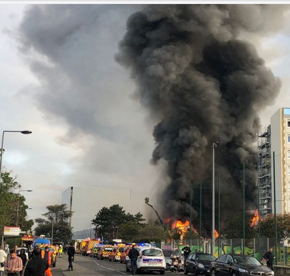 Grand panache de fumée noire sur Villeurbanne : une pépinière d’entreprises en feu