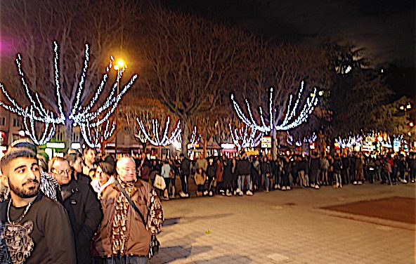 Plusieurs dizaines de mètres de file d’attente : l’arrivée de Pizzacosy à Vienne n’est pas passée inaperçue…