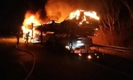 Spectaculaire : un poids-lourd transportant des voitures entièrement détruit par le feu près de Villefontaine sur l’A43