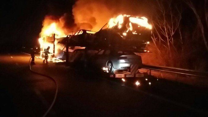Spectaculaire : un poids-lourd transportant des voitures entièrement détruit par le feu près de Villefontaine sur l’A43
