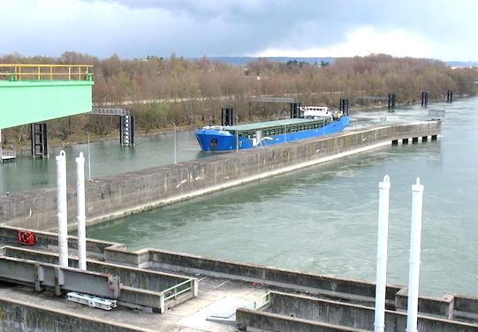 Péniche trop endommagée à Sablons : le gaz toxique va devoir être pompé et transvasé dans une autre péniche