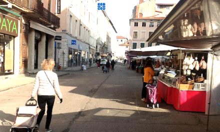 Un  marché du samedi matin à Vienne à l’atmosphère très particulière