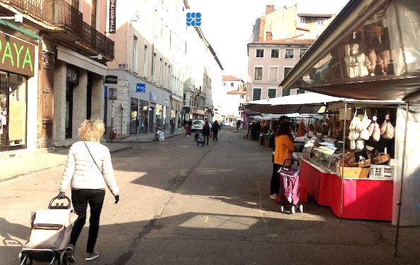 Un  marché du samedi matin à Vienne à l’atmosphère très particulière