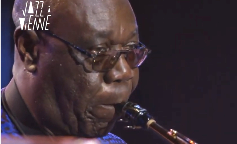 Il vient de décéder du coronavirus : in memoriam, le dernier concert, de Manu Dibango en 2019 à Jazz à Vienne