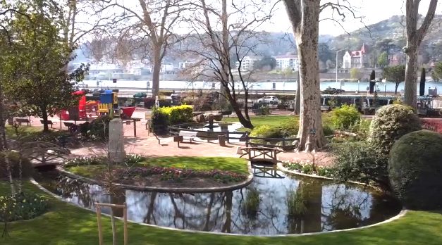 Malgré le confinement, les espaces publics de Vienne toujours entretenus, le stationnement gratuit prolongé