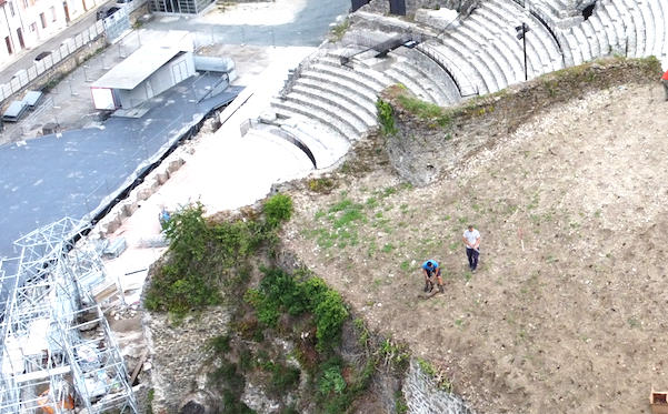A Pipet : plantation de 2 500 pieds de vignes depuis aujourd’hui, au-dessus du théâtre antique de Vienne