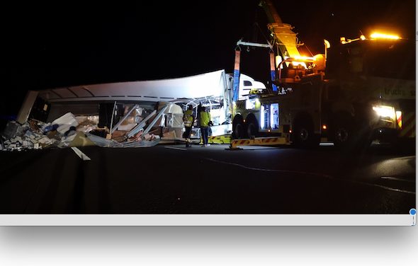Spectaculaire accident ce matin sur l’A7 dans la Drôme : le poids-lourd déverse sa cargaison sur les 3 voies