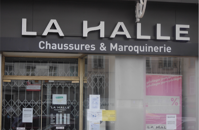 La magasin “La Halle” place de l’hôtel-de-ville à Vienne a définitivement baissé le rideau