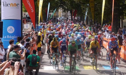 Le public (masqué) au rendez-vous du Critérium du Dauphiné, à Vienne, pour applaudir les 156 coureurs