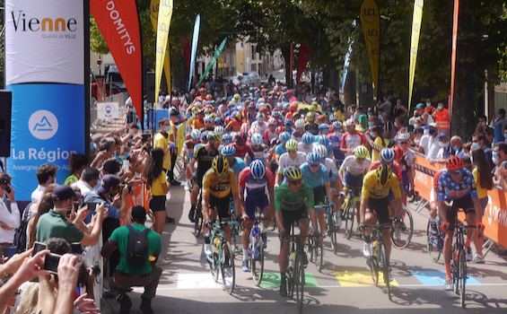 Le public (masqué) au rendez-vous du Critérium du Dauphiné, à Vienne, pour applaudir les 156 coureurs