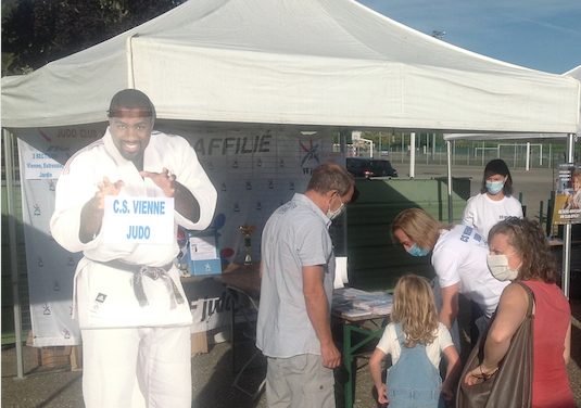 Cette année en plein air pour cause d’épidémie, le Salon des sports de Vienne fait le plein
