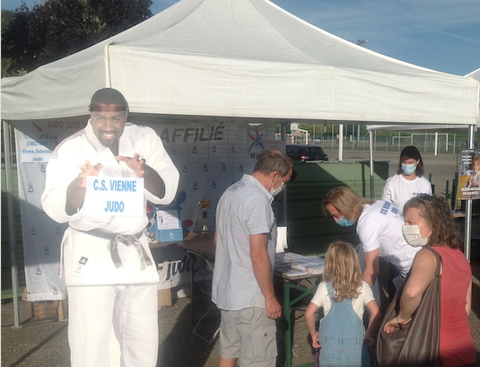 Cette année en plein air pour cause d’épidémie, le Salon des sports de Vienne fait le plein