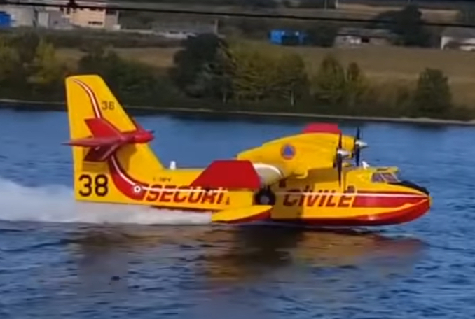 50 ha de forêt brûlés dans le Pilat : deux Canadairs ont rechargé leurs réservoirs à hauteur d’Ampuis