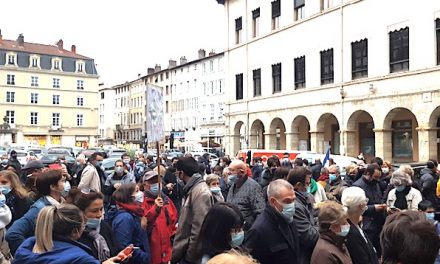 Hommage à Samuel Paty devant l’hôtel-de-ville de Vienne : deuil, recueillement et solidarité