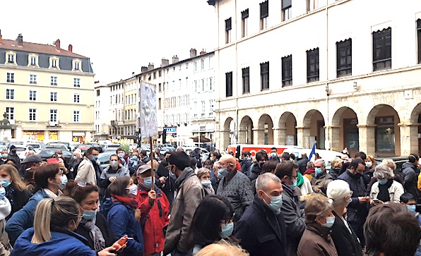 Hommage à Samuel Paty devant l’hôtel-de-ville de Vienne : deuil, recueillement et solidarité